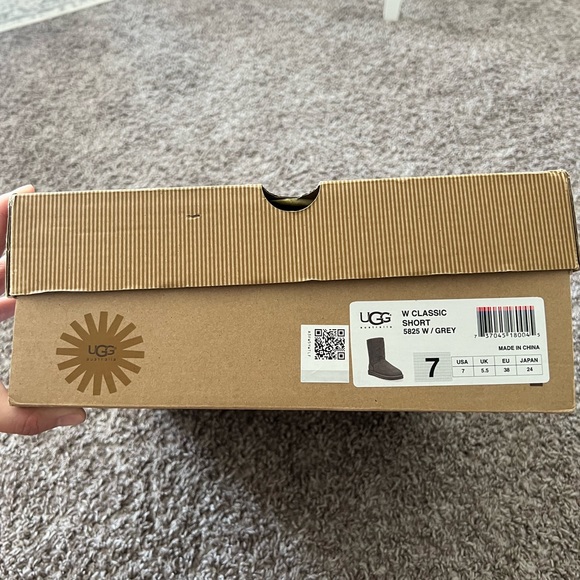 Ugg Classic Short Grey - Picture 2 of 3